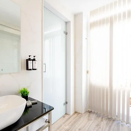 C4 Retreats By Georges Boutique Living Guest house