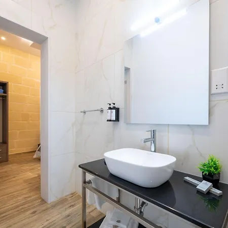 C4 Retreats By Georges Boutique Living * Xaghra